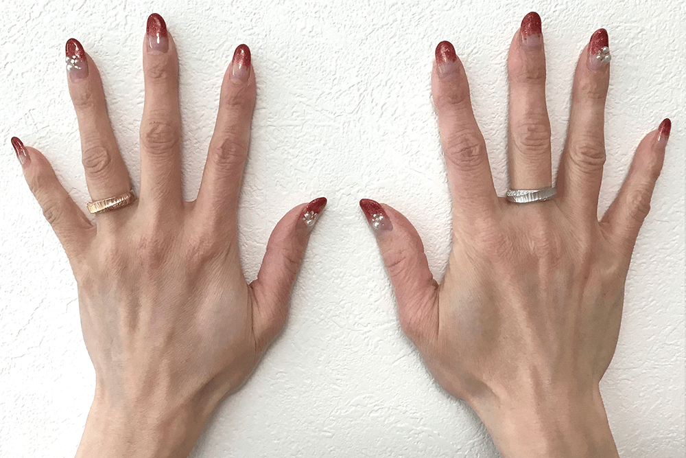 薬指と中指に指輪を着けるイメージ