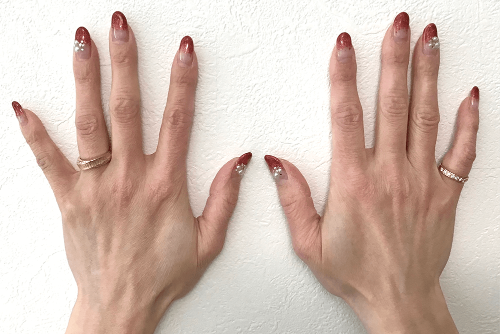 薬指と小指に指輪を着けるイメージ