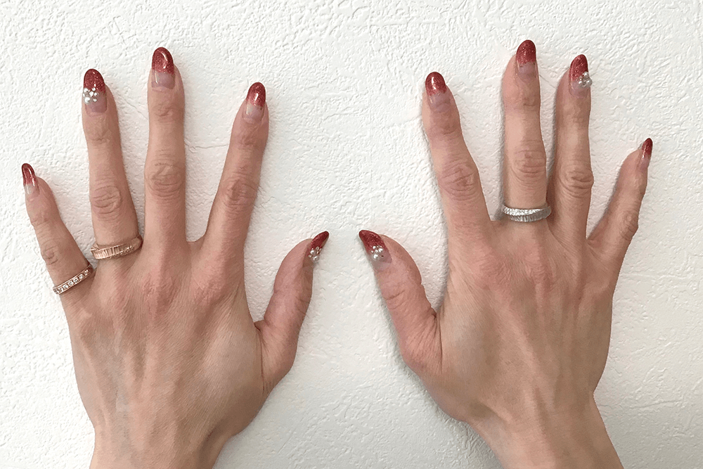 薬指と中指と小指に指輪を着けるイメージ