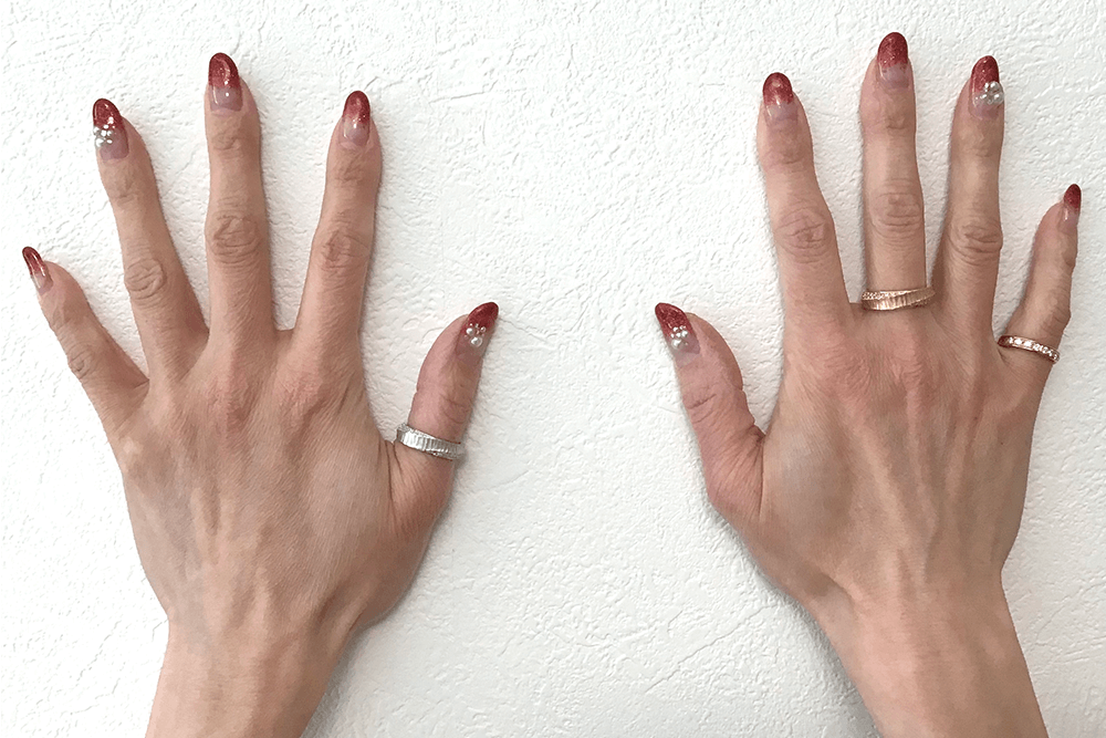 親指と中指と小指に指輪を着けるイメージ